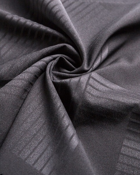 Welke rol spelen de schering en inslag in de algehele structuur van een geweven stof?